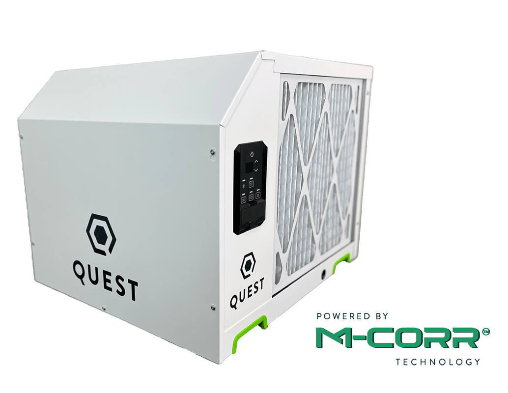 Nuevo deshumidificador Quest 225 con mangos verde lima, panel de control digital y filtro plisado, con logo Quest negro. Impulsado por la tecnología M-CORR flota junto al deshumidificador.